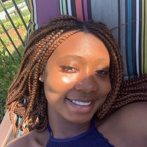 Meet your Posher, Davina